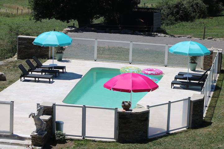 Gîte pour 6 personnes, avec piscine ainsi que terrasse et jardin, animaux acceptés à Sainte-Juliette-sur-Viaur