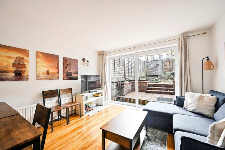 Holiday home for 8 people, with balcony and garden, child-friendly in Greenwich