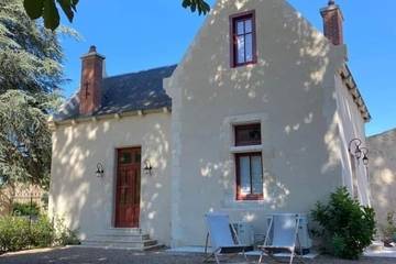 Gîte pour 6 personnes, avec jardin dans Ainay-le-Vieil