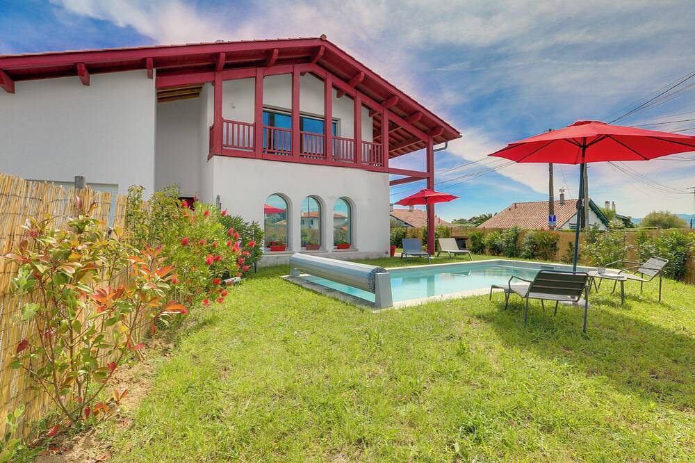Villa 8 Couchages Avec Piscine à 8 Minutes à Pieds de la Plage à Bidart in Bidart, Région de Bayonne