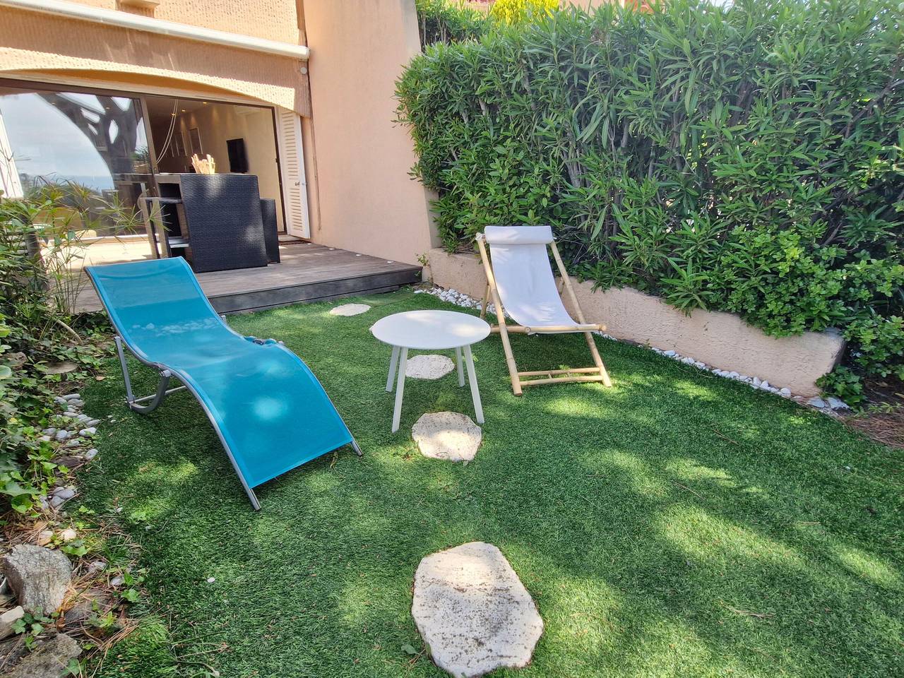 Entire apartment, Air-conditioned 2-room apartment with sea view: 4 pers, pool, parking in Sainte-Maxime, Mediterranean Coast (France)