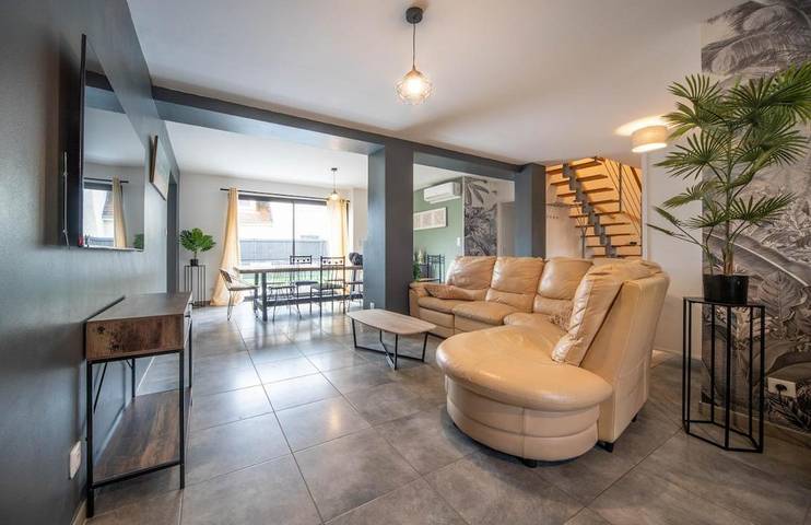 Location de vacances pour 14 personnes, avec Terrasse ainsi que Jardin et Vue à Saint-Rémy (Saône-et-Loire)