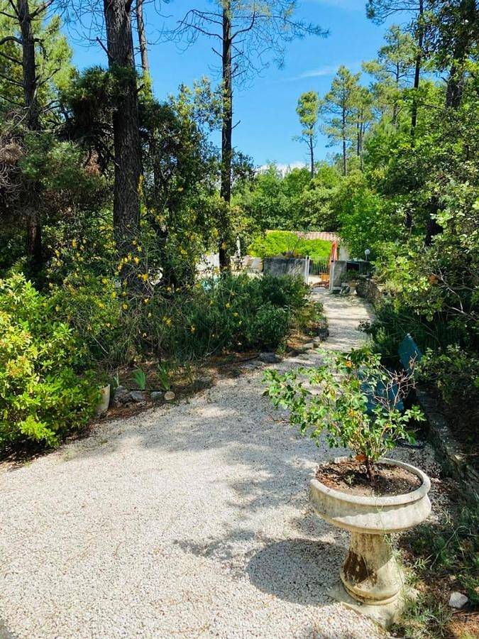 Location de vacances pour 2 personnes, avec vue ainsi que jardin et piscine à Grillon - 2
