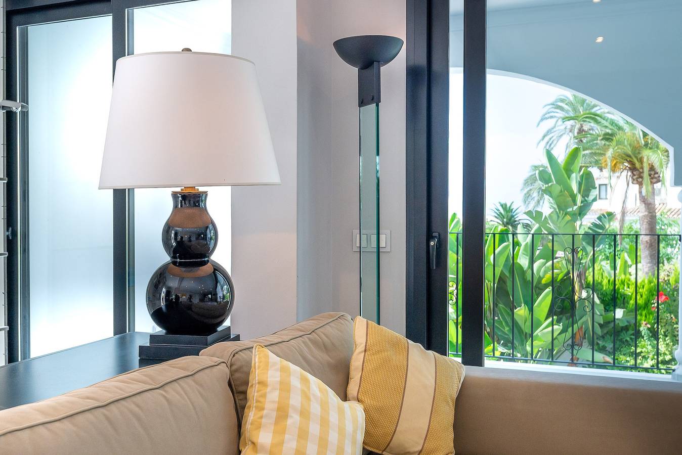 Geheel appartement, Appartement 'Villa Paloma' dichtbij het strand met gedeeld zwembad & Wi-Fi in Marbella Oost, Marbella