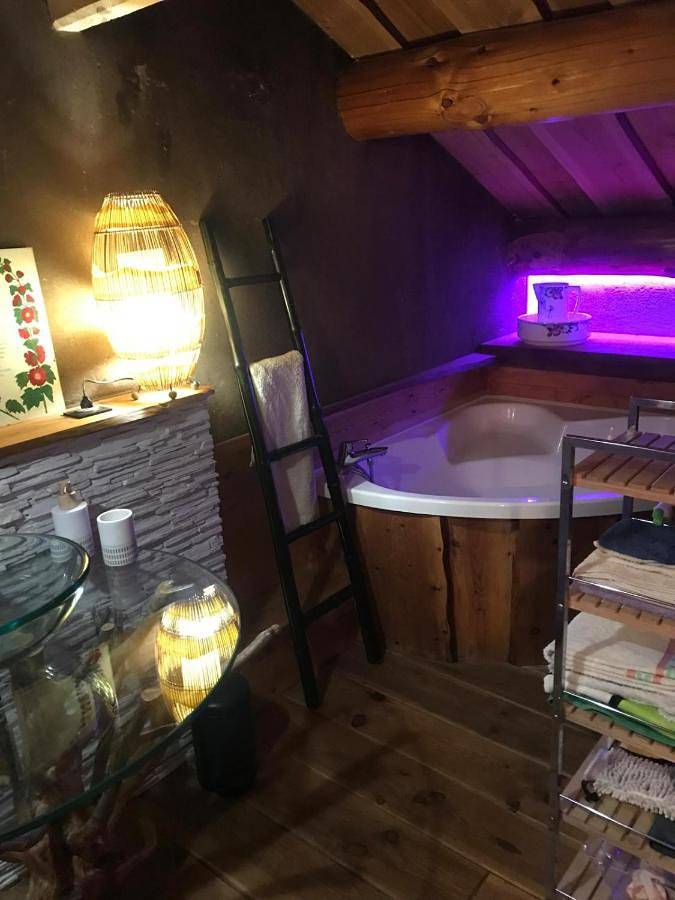 Location de vacances pour 2 personnes, avec jardin ainsi que terrasse et vue à La Cabanasse - 2