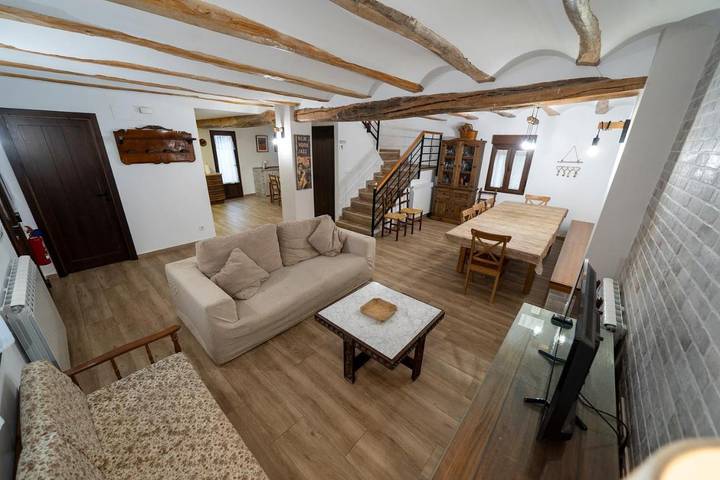 Casa rural para 17 personas, con Balcón y Terraza además de Jardín y Piscina en Teruel