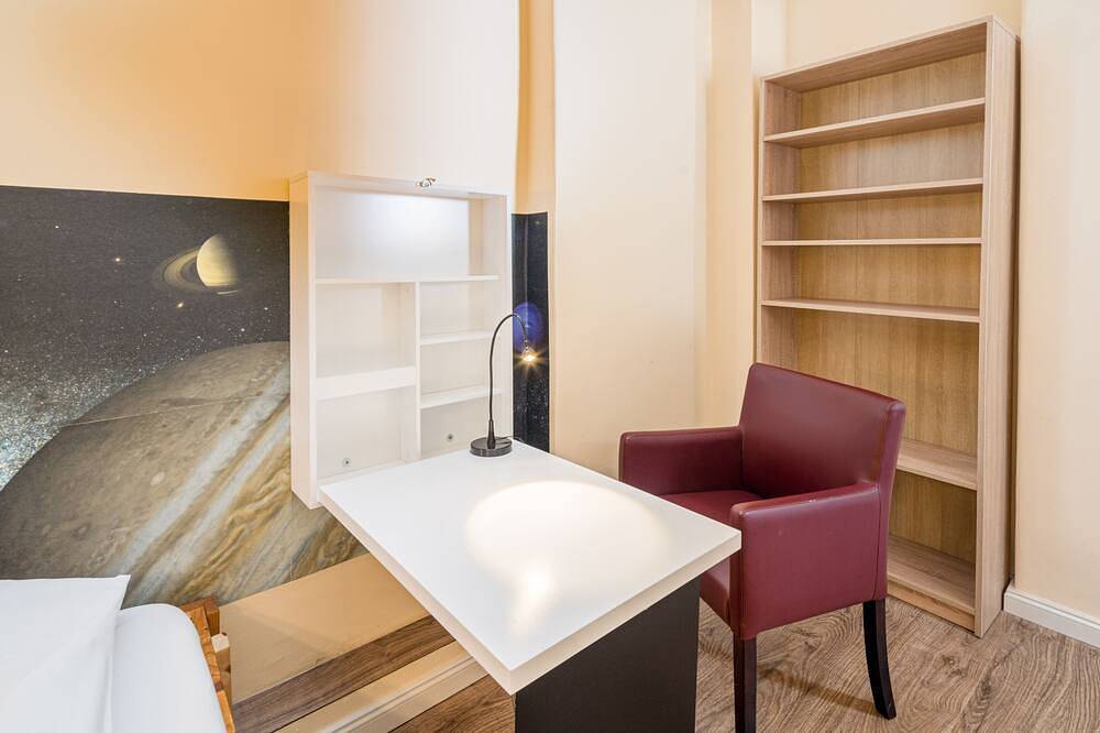 Einzelzimmer mit Dusche/Wc im Hostel Mondpalast in Dresden-Neustadt, Dresden