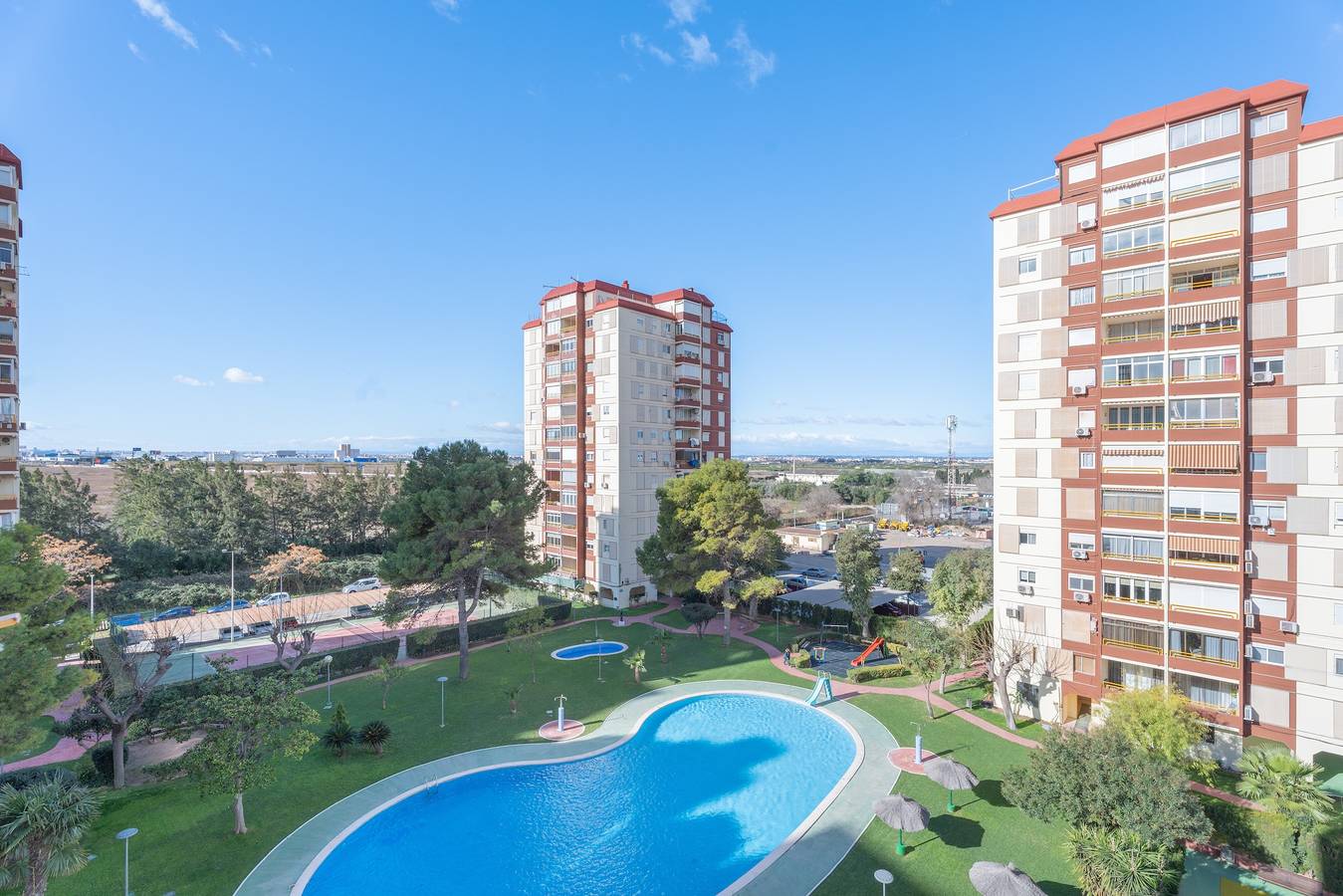 Apartamento entero, Apartamento 'Mabel' con piscina compartida, Wi-Fi y aire acondicionado in Playa Puebla de Farnals, Puebla de Farnals