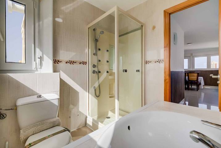 Entire apartment, Blue Sky View Apartment with Wi-Fi in Fuengirola Centre, Fuengirola