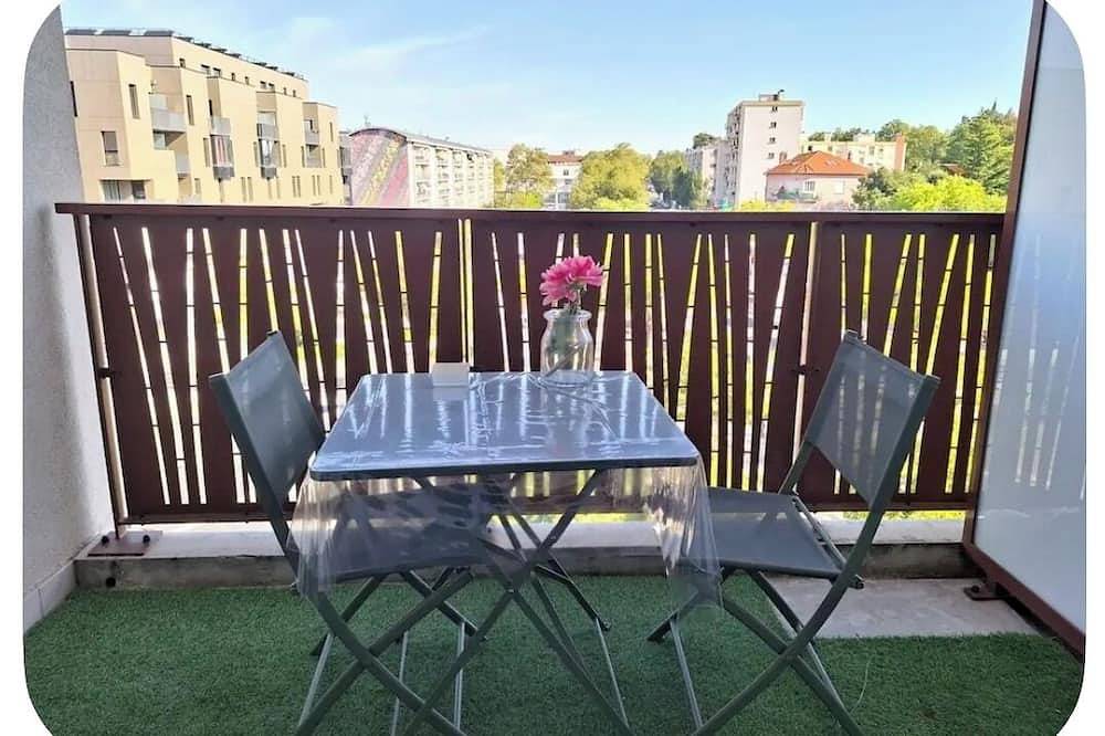 Apartamento entero, Perle Lumineuse T2 Downtown, Comfortable, with Balcony in Saint-Priest, Lyon region
