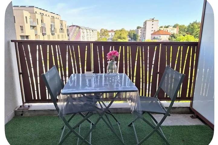 Ganze Wohnung, Perle Lumineuse T2 Downtown, Comfortable, with Balcony in Saint-Priest, Lyon und Umgebung