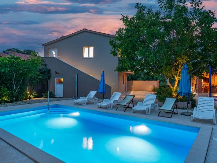 Ferienhaus für 7 Personen, mit Pool und Garten, mit Haustier