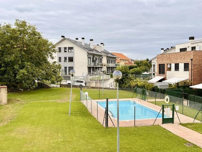 Apartamento para 4 personas, con jardín y piscina en Mogro