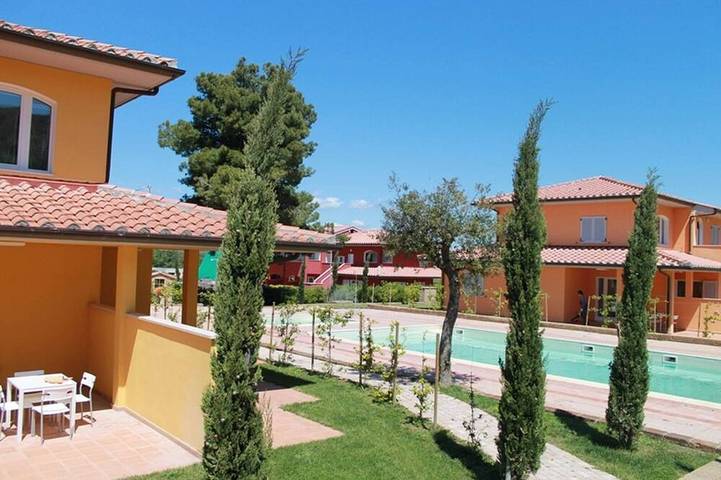 Ferienwohnung für 3 Personen, mit Pool und Balkon, mit Haustier