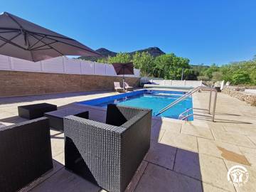 Gîte pour 4 personnes, avec terrasse ainsi que jardin et piscine à Bédarieux