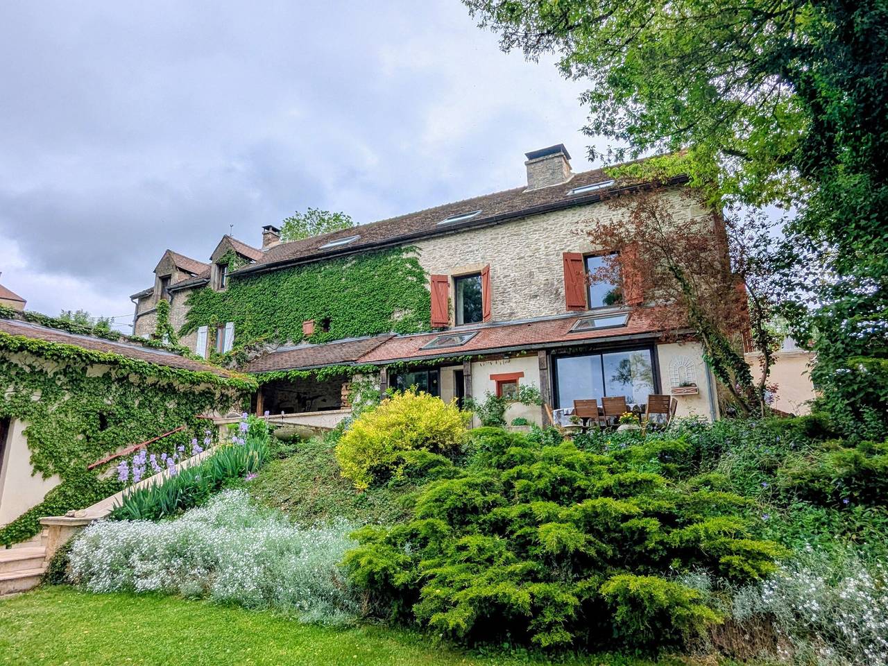 Maison en pierre avec piscine et vue nature près des Sources de la Seine in Source-Seine, Région de Montbard