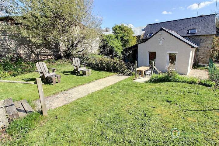 Gîte pour 5 personnes, avec terrasse ainsi que piscine et jardin, animaux acceptés
