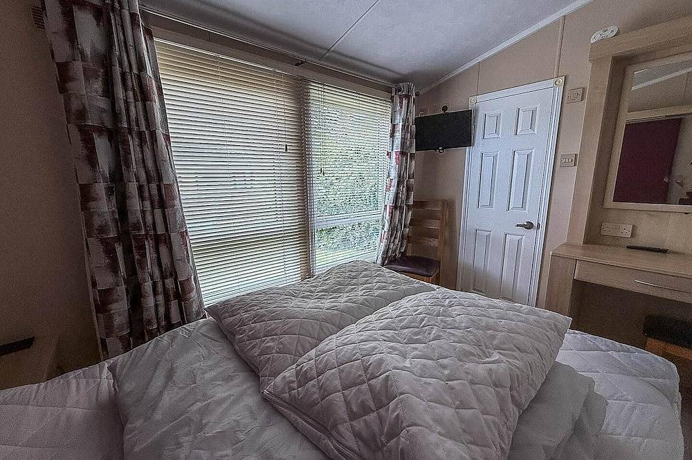 Beautiful 6 berth lodge at Cherry Tree Holiday Park ref 70002Tg in Burgh Castle, Great Yarmouth
