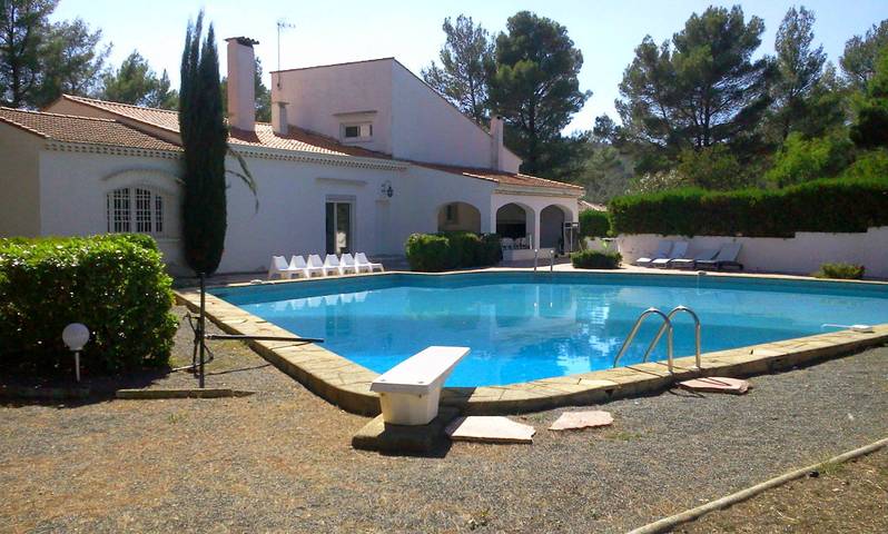Location de vacances pour 14 personnes, avec terrasse et jardin ainsi que piscine et jacuzzi à Murviel-lès-Béziers