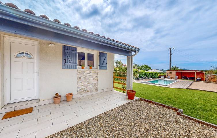 Gîte pour 8 personnes, avec piscine ainsi que terrasse et jardin à Prayssas
