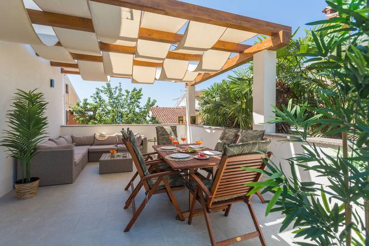 Ferienwohnung mit Meerblick für 5 Personen, mit Balkon und Garten in Poreč