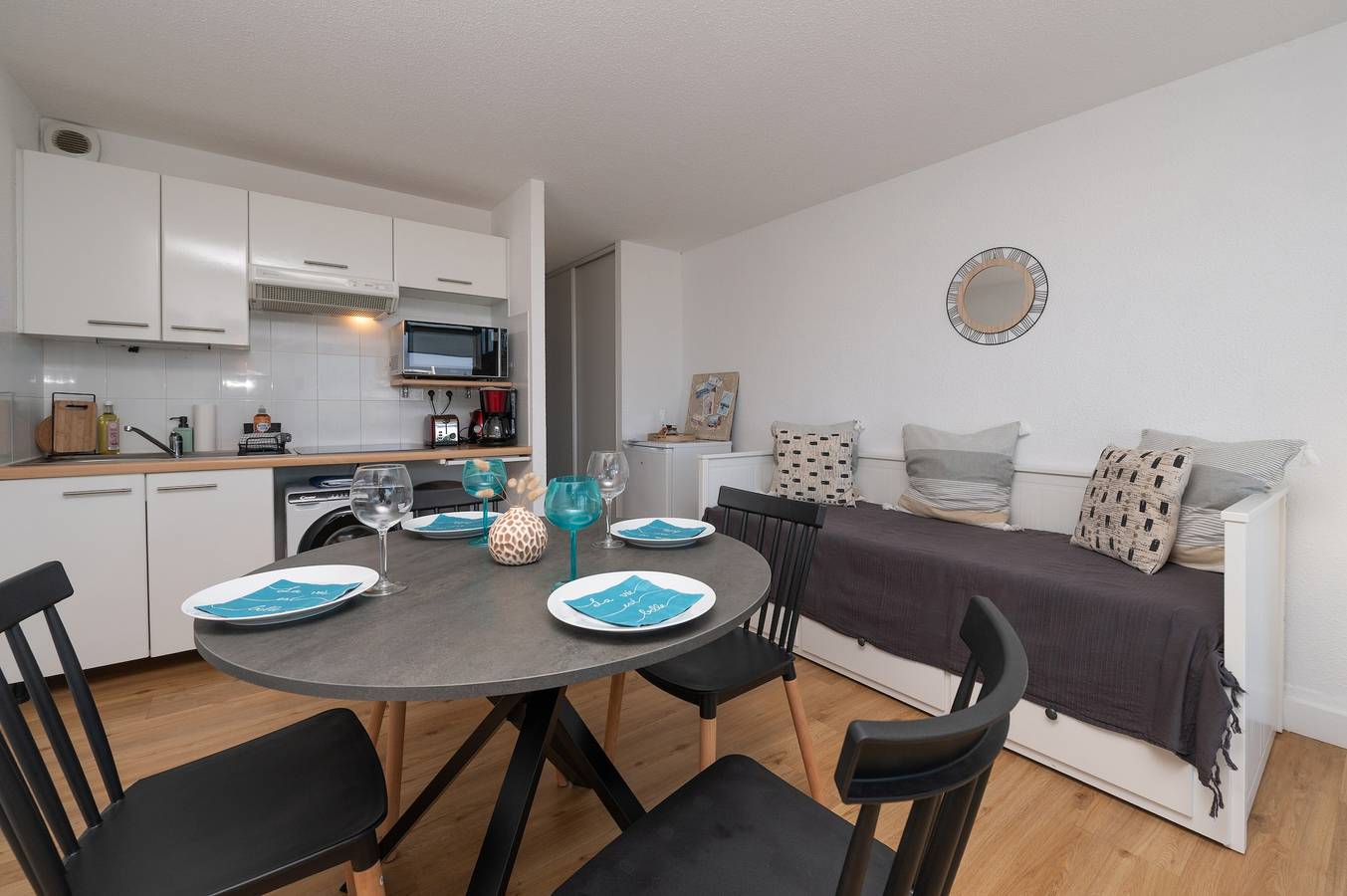Ganze Wohnung, Ferienwohnung 'Le Nid De Keragan' mit Meerblick, privater Terrasse und Wi-Fi in Le Fort-Bloqué, Ploemeur