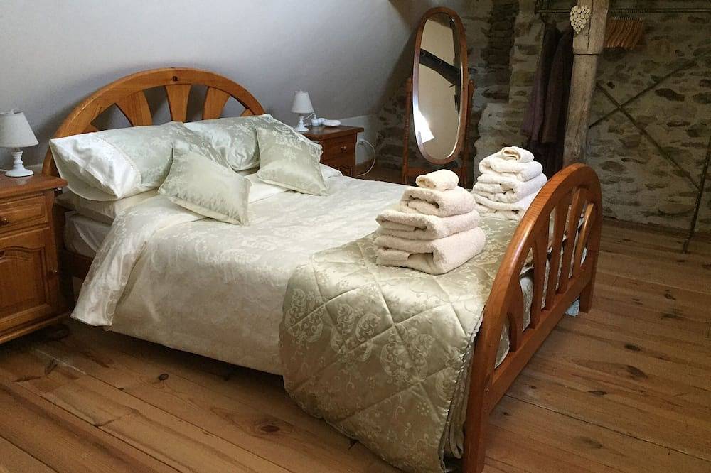 Beautiful luxury restored gîte with private solar heated pool. in Saint-Paul-la-Roche, Parc naturel régional Périgord-Limousin