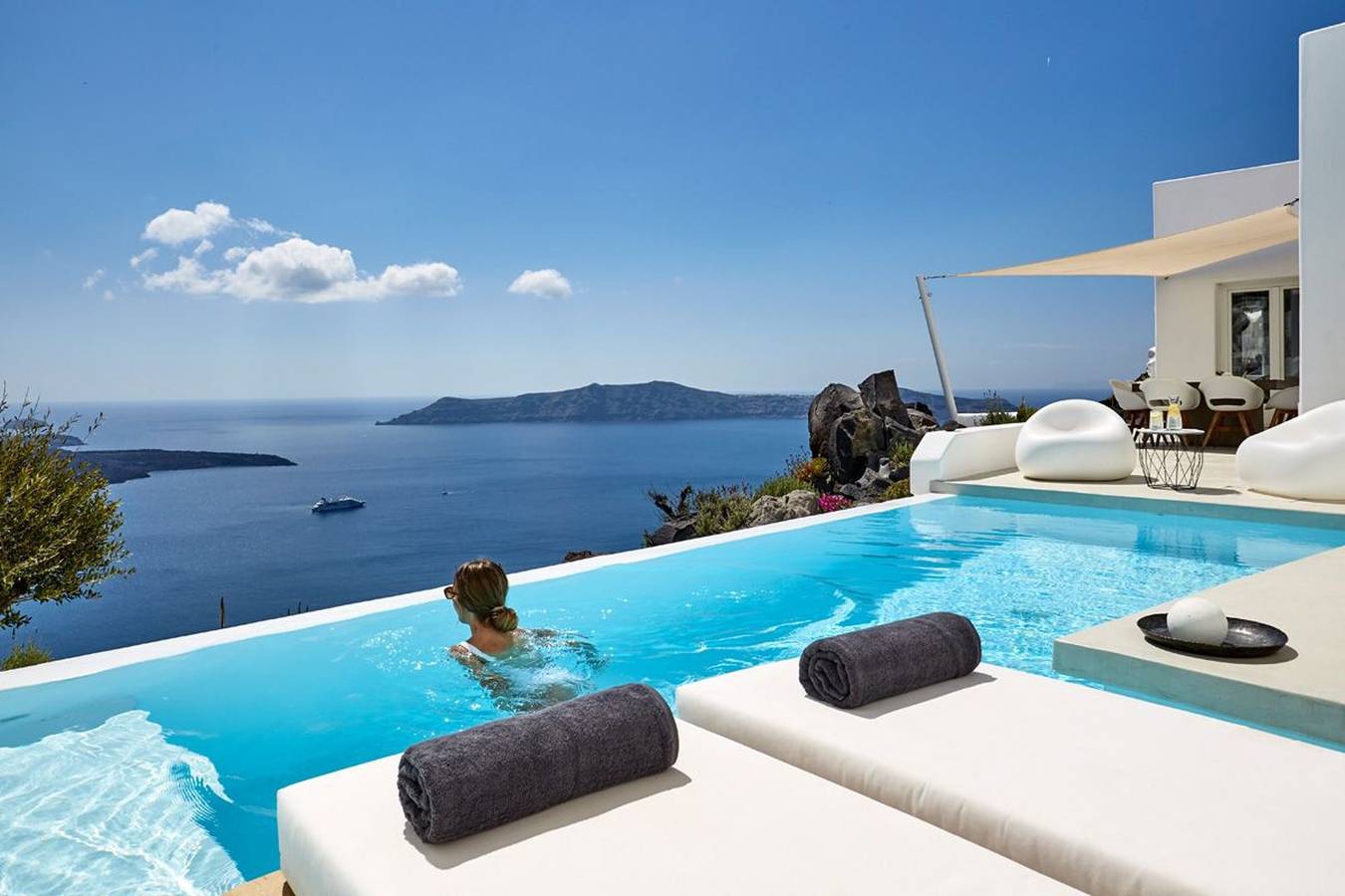 Stunning Caldera Views Villa | Short Walk to Fira | Villa Quintessence | Firostefani | Fira in Firostefani, Imerovigli