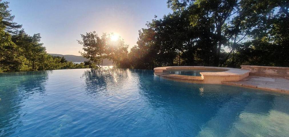 Villa pour 5 personnes, avec jardin ainsi que piscine et jacuzzi