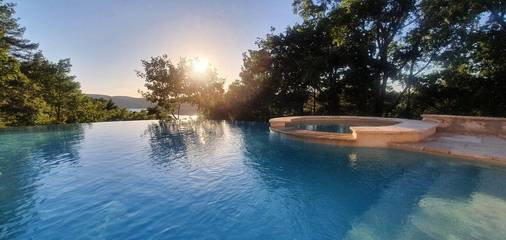 Location de vacances pour 5 personnes, avec piscine ainsi que jardin et jacuzzi dans Lac d'Esparron