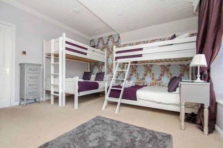 Little Paris: 4 Schlafzimmer, Schlafmöglichkeiten für 20, Parkplatz, Terrasse, kurzer Fußweg zum Strand, WLAN in Brighton, Sussex