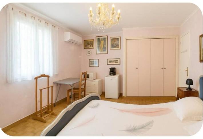 Cottage pour 2 personnes, avec piscine ainsi que jardin et vue, adapté aux familles à Le Cannet