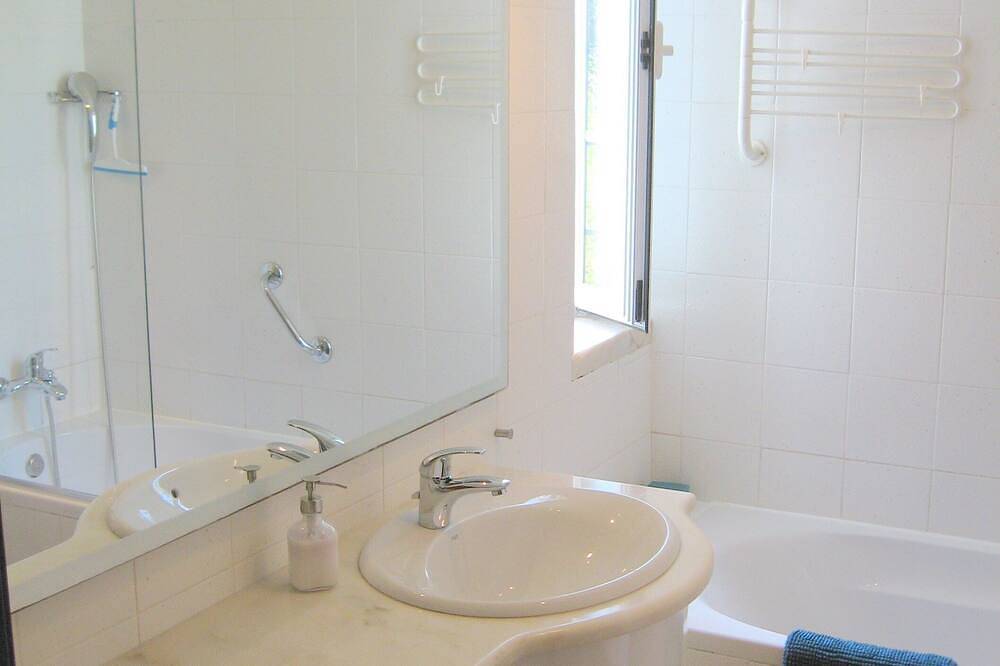 Entire apartment, Sunny apartment with priv. Pool, Greater Lisbon. Familyfriendly. in Loures, Costa de Lisboa