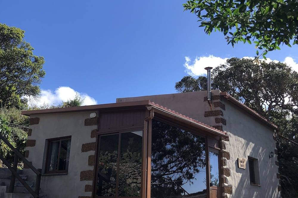 Casas del Monte Ii, situada en un lugar mágico. in Valverde, El Hierro