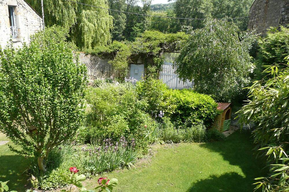 Maison de charme au bord de la rivière Allier. in Coudes, Région de Besse-et-Saint-Anastaise