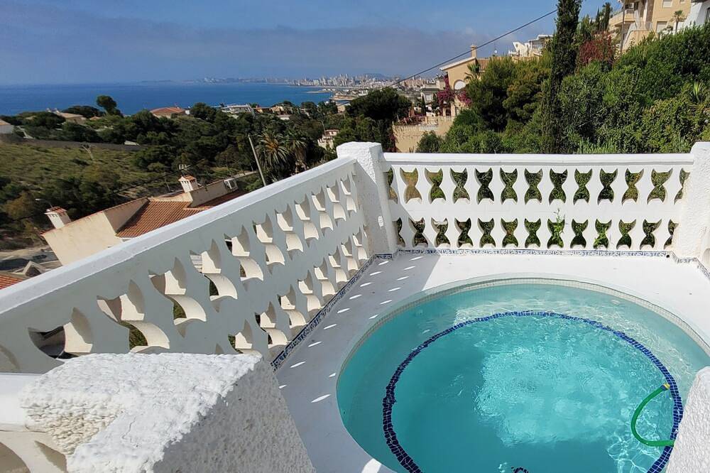 Sea views, air-co. Wifi, small pool. in El Campello, Costa Blanca