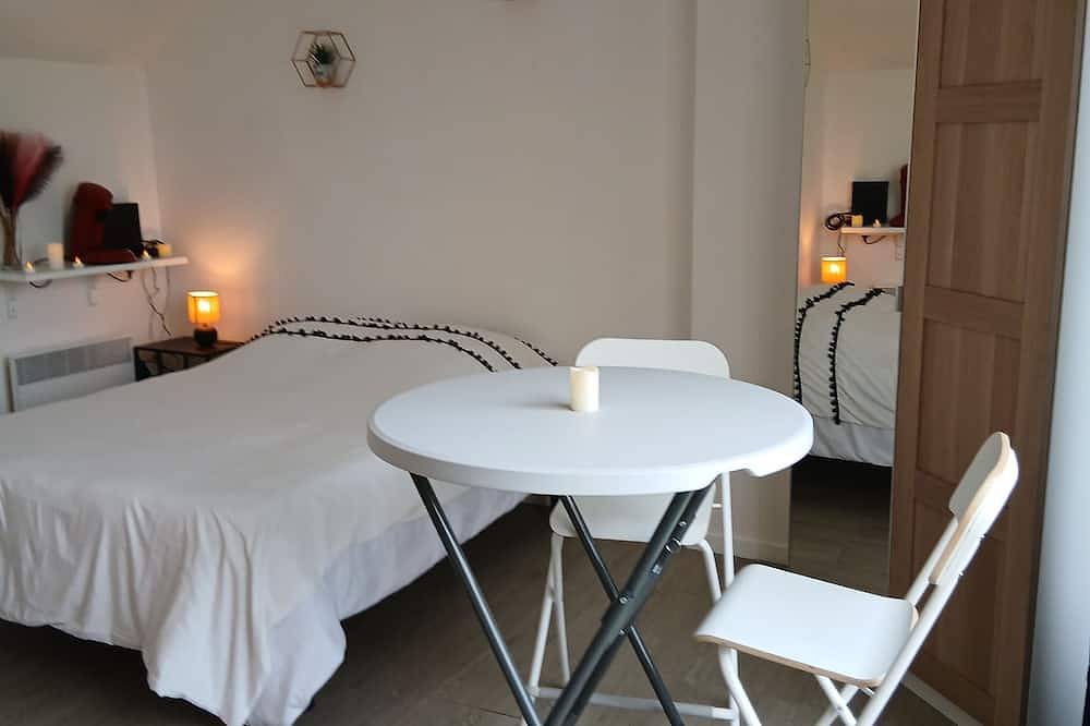 Entire apartment, Cosy studio terrace in Chartres in Chartres, Chartres region