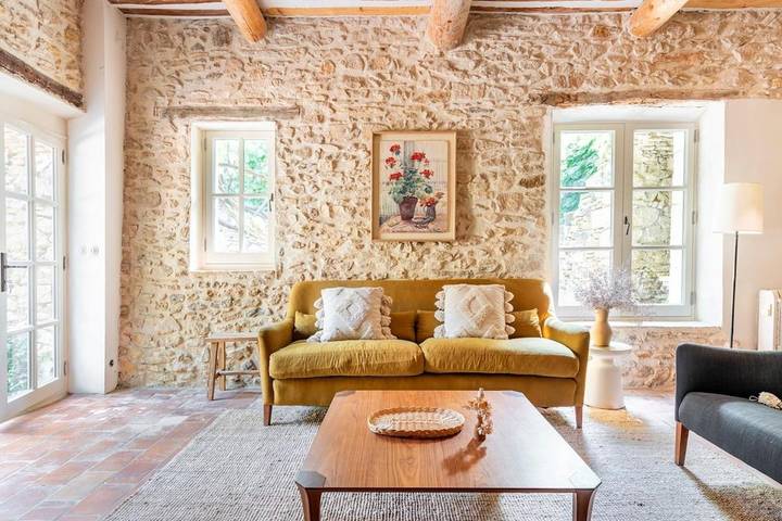 Location de vacances pour 10 personnes, avec terrasse ainsi que piscine et jardin, animaux acceptés à La Fare-les-Oliviers - 3