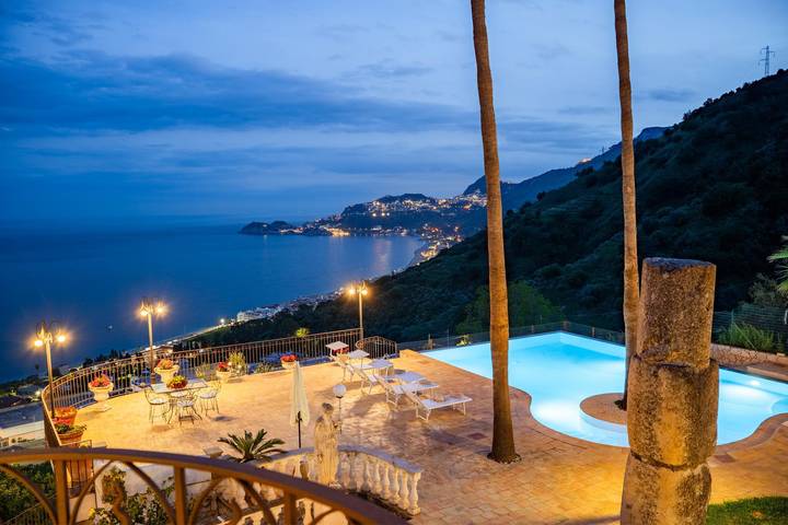 Villa con piscina per 12 persone, con balcone/terrazza e balcone in Provincia di Messina