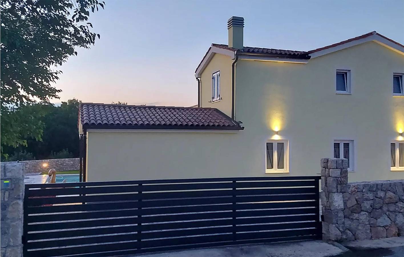 Gemütliche 200 m² große Wohnung mit Terrasse und Pool, 700 m vom Stadtzentrum von Kras entfernt in Kras, Krk