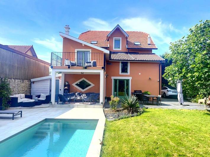 Villa pour 11 personnes, avec Balcon et Terrasse ainsi que Jardin et Piscine