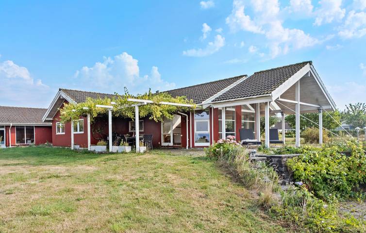 Ferieudlejning for 8 personer, med Terrasse og Jacuzzi samt Have i Bogø
