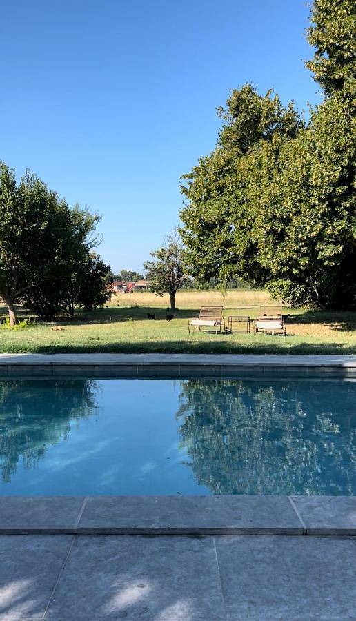 Location de vacances pour 2 personnes, avec jardin et vue ainsi que terrasse et piscine, animaux acceptés à Villeneuve