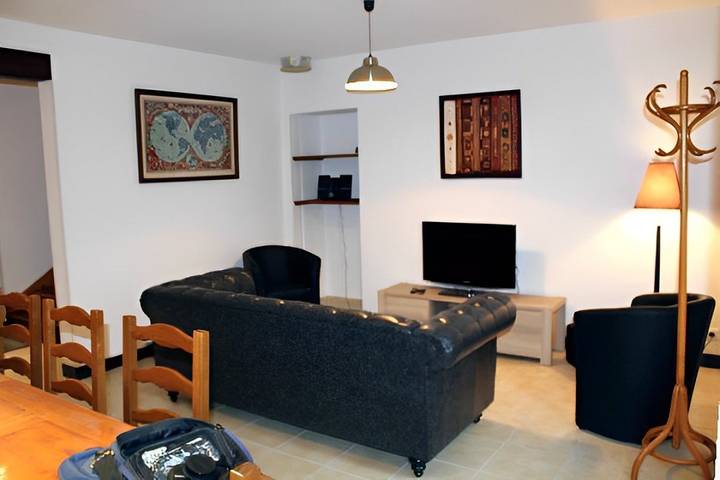 Gîte pour 10 personnes, avec jacuzzi et jardin, animaux acceptés à Vic-sur-Cère - 4