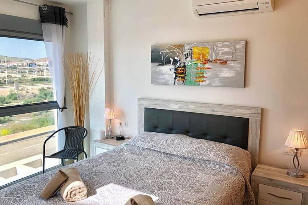 Modern Villa with sea views, close to beach. Air Con, Internet, Wifi & Sunsets ! in Puerto de Mazarrón, Mazarrón