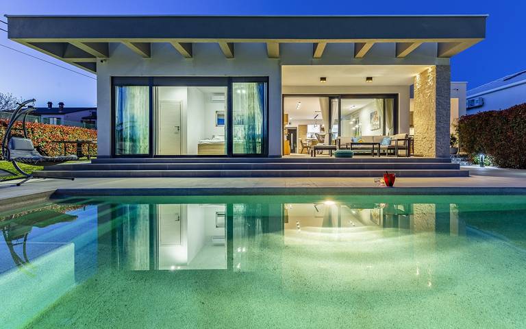 Bungalow für 10 Personen, mit Garten und Terrasse sowie Pool, mit Haustier in Pula