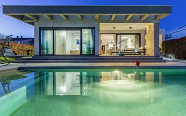 Bungalow für 10 Personen, mit Terrasse und Garten sowie Pool, mit Haustier in Pula