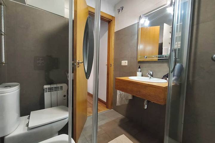 Appartement entier, Apartamento 1 min de la playa con vistas a la montaña in Praia de Vilariño (Cangas), Cangas