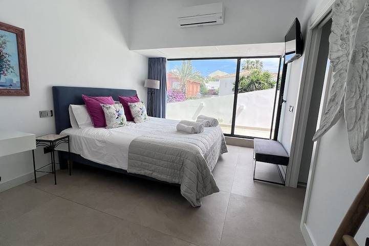 Moderna Villa con Piscina, a 30 Metros de la Playa, en la Mejor Zona de Marbella in Marbella West, Marbella