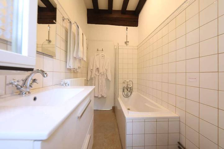 Gîte pour 2 personnes, avec piscine et jardin ainsi que terrasse et sauna à Montbellet - 4